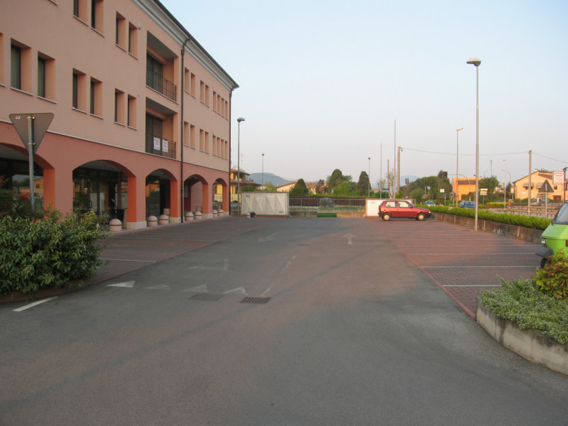 Negozio di mq 270 + magazzino di mq 180 + Portico di mq 106 + giardino esclusivo di mq 550. (La p...