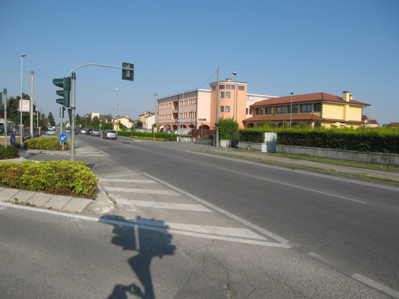 Negozio di mq 270 + magazzino di mq 180 + Portico di mq 106 + giardino esclusivo di mq 550. (La p...