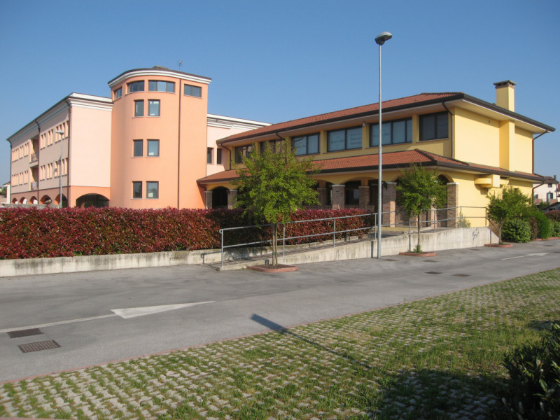 Negozio di mq 270 + magazzino di mq 180 + Portico di mq 106 + giardino esclusivo di mq 550. (La p...