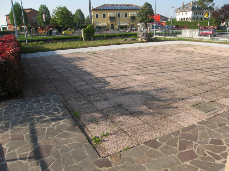 Negozio di mq 270 + magazzino di mq 180 + Portico di mq 106 + giardino esclusivo di mq 550. (La p...