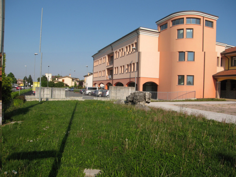 Negozio di mq 270 + magazzino di mq 180 + Portico di mq 106 + giardino esclusivo di mq 550. (La p...