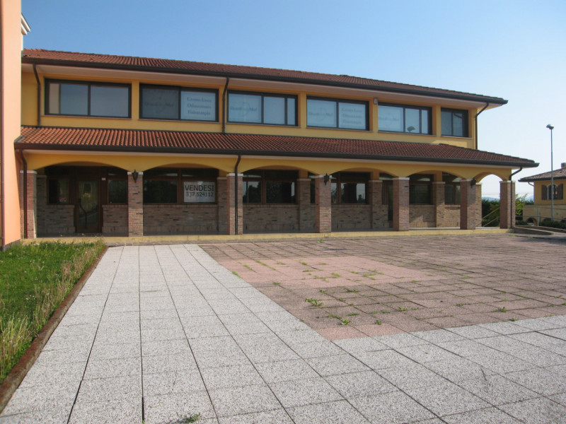 Negozio di mq 270 + magazzino di mq 180 + Portico di mq 106 + giardino esclusivo di mq 550. (La p...