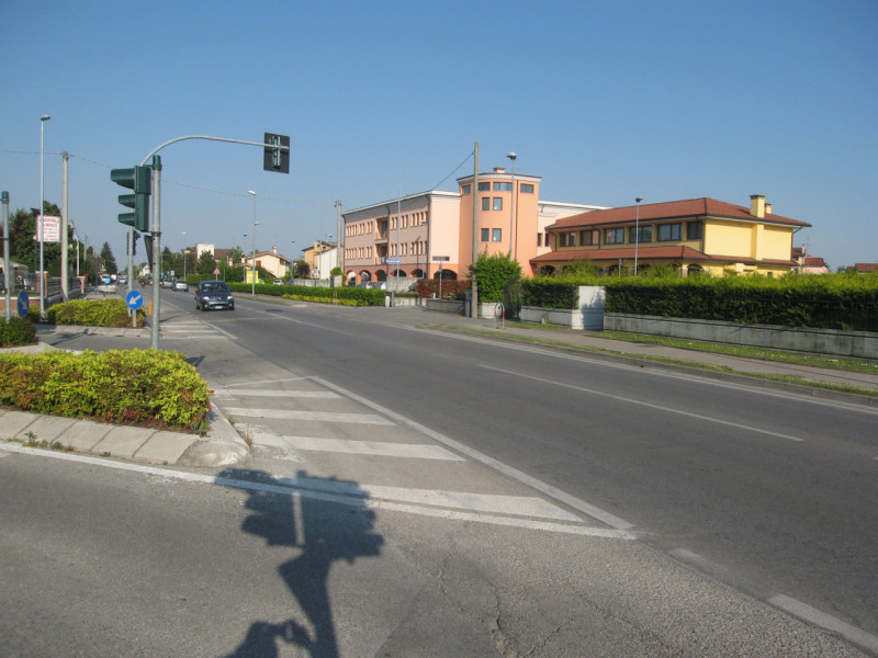 Negozio di mq 270 + magazzino di mq 180 + Portico di mq 106 + giardino esclusivo di mq 550. (La p...