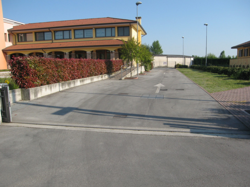 Negozio di mq 270 + magazzino di mq 180 + Portico di mq 106 + giardino esclusivo di mq 550. (La p...