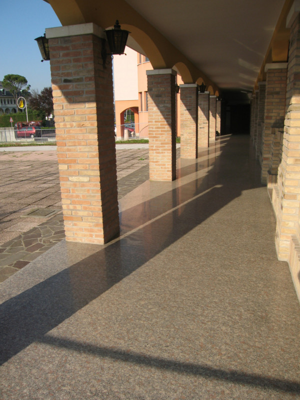 Negozio di mq 270 + magazzino di mq 180 + Portico di mq 106 + giardino esclusivo di mq 550. (La p...