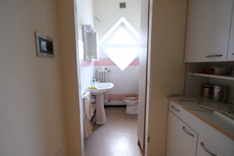 Inserito all'interno di un palazzo degli anni 60, ristrutturato esternamente ad inizio anni 2000,...