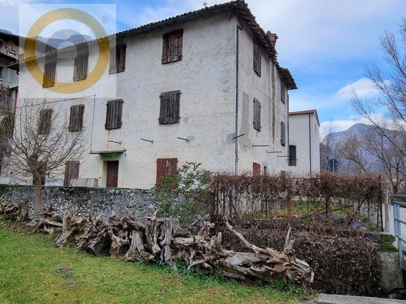 In un contesto naturale e paesaggistico di rara bellezza, proponiamo in vendita rustico situata a...