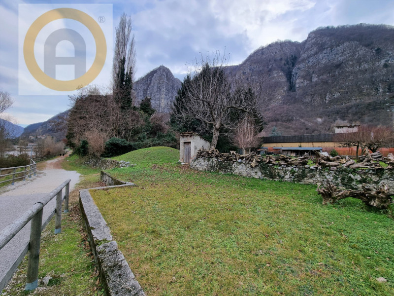 In un contesto naturale e paesaggistico di rara bellezza, proponiamo in vendita rustico situata a...