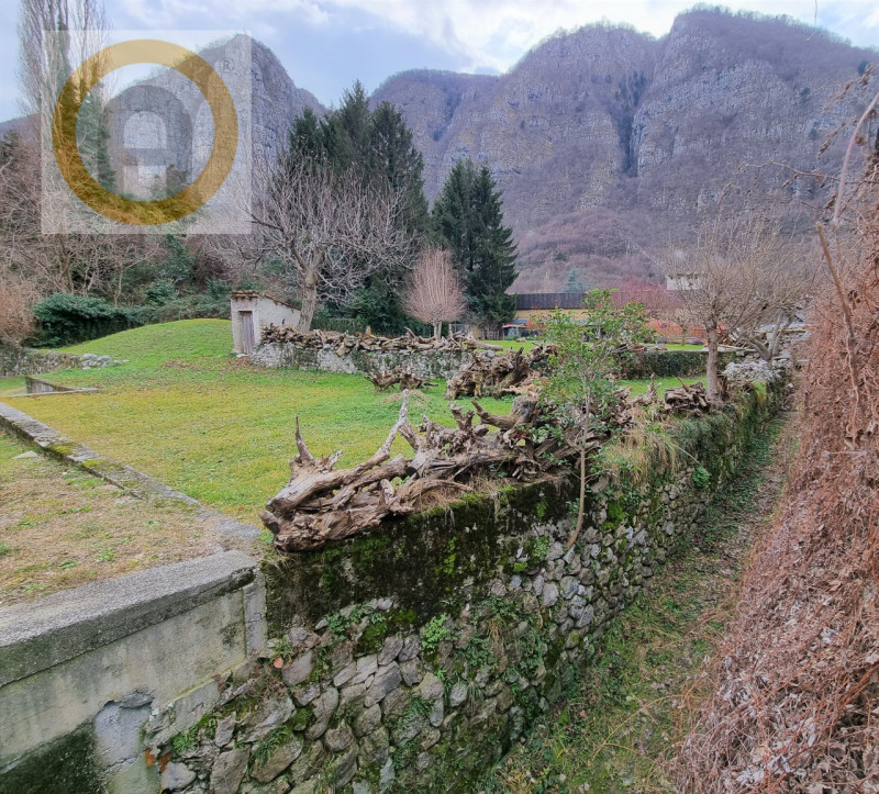 In un contesto naturale e paesaggistico di rara bellezza, proponiamo in vendita rustico situata a...