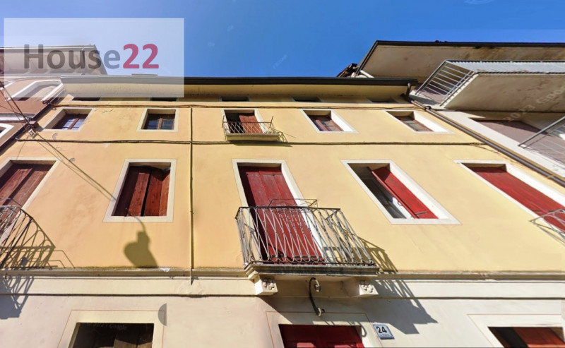 RECOARO TERME (Vicenza). In centro al pese vendesi intera palazzina di Mq 700 disposta su 6 livel...