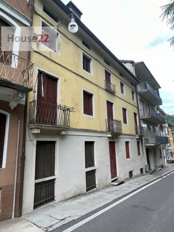 RECOARO TERME (Vicenza). In centro al pese vendesi intera palazzina di Mq 700 disposta su 6 livel...