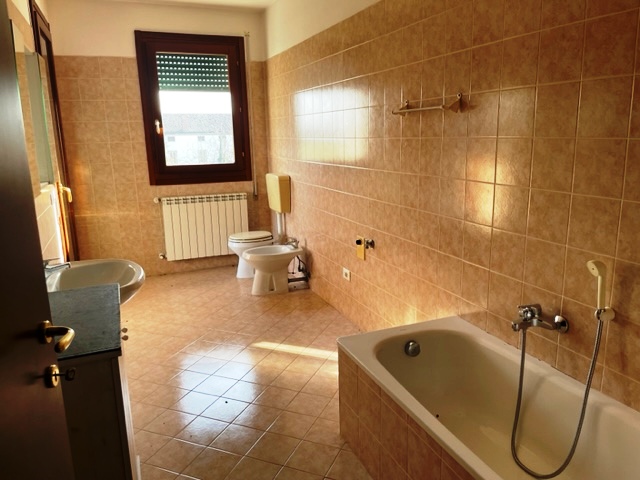 Masi, nel centro del comune, vi presentiamo un appartamento trilocale in vendita. L'immobile si t...