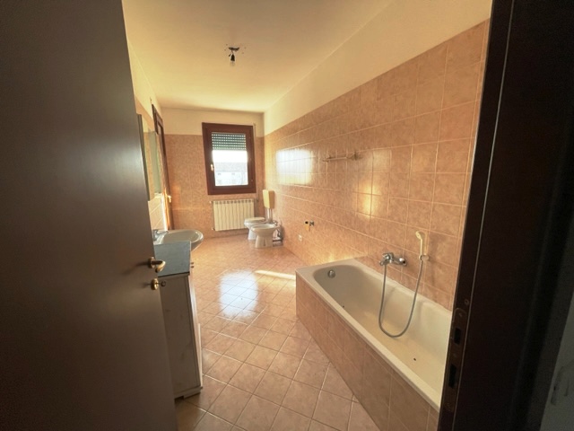 Masi, nel centro del comune, vi presentiamo un appartamento trilocale in vendita. L'immobile si t...