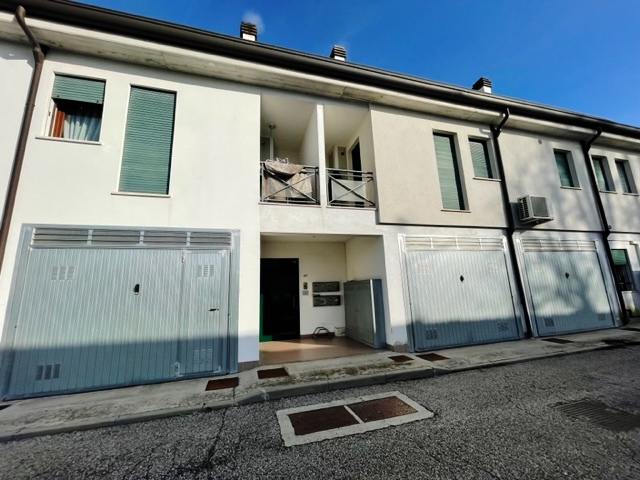 Masi, nel centro del comune, vi presentiamo un appartamento trilocale in vendita. L'immobile si t...