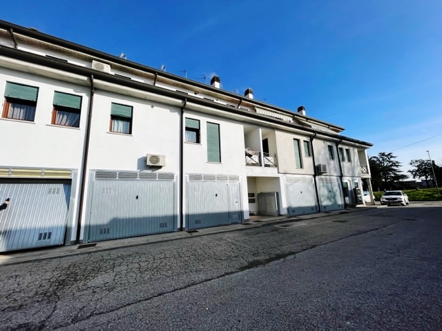 Masi, nel centro del comune, vi presentiamo un appartamento trilocale in vendita. L'immobile si t...