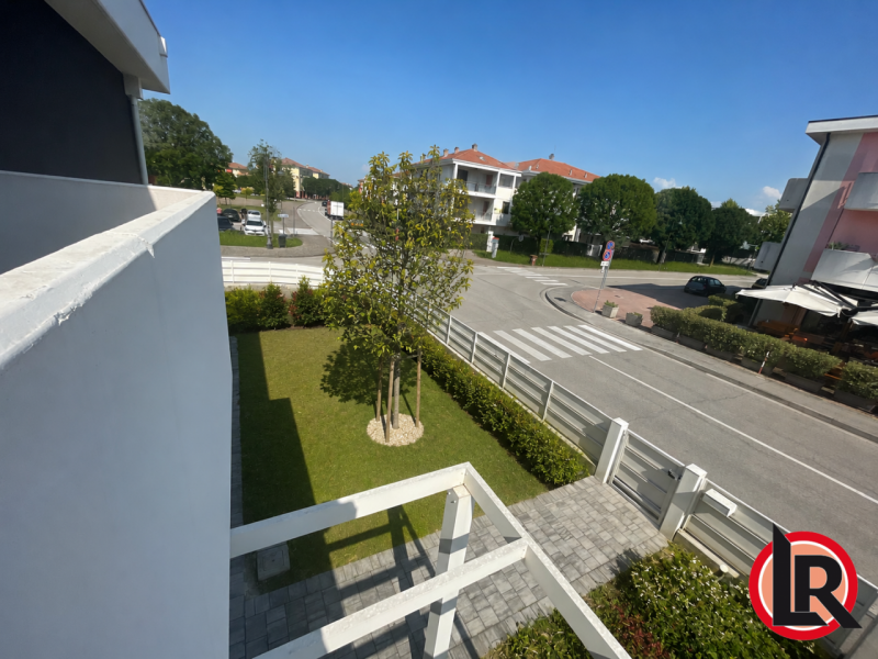 Al Residence Grafite disponiamo di secondo duplex tricamere. Accesso pedonale indipendente con gi...