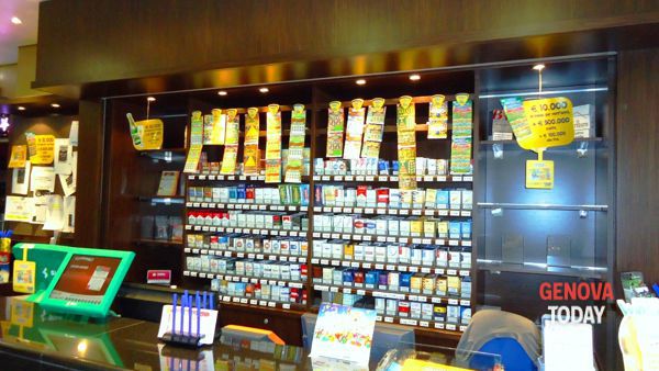 cedesi tabacchi , con lotto e gratta e vinci zona di forte  passaggio avviamento storico  ideale ...