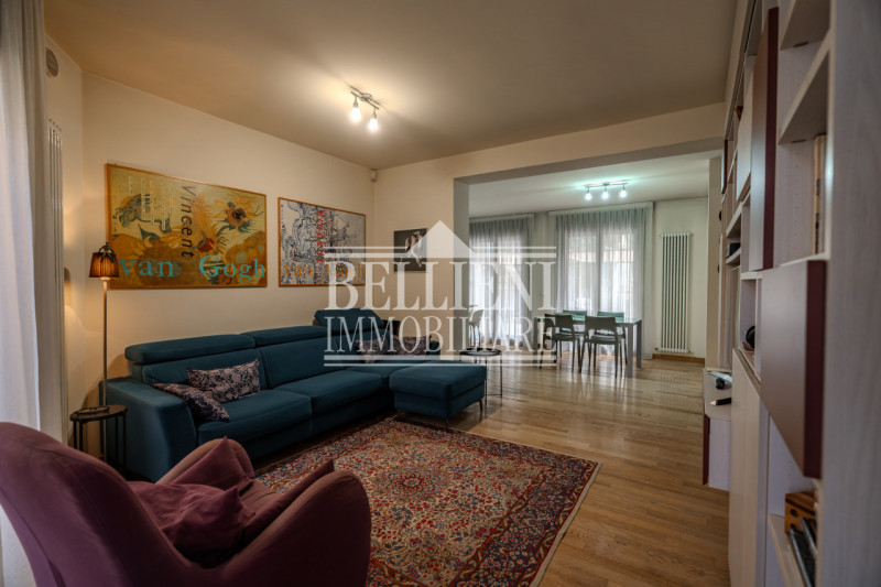 SAN MARCO: Proponiamo in vendita in un contesto moderno una casa a schiera di testa con ampio gia...