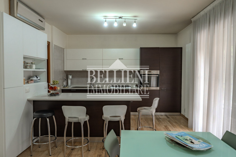 SAN MARCO: Proponiamo in vendita in un contesto moderno una casa a schiera di testa con ampio gia...