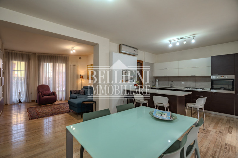 SAN MARCO: Proponiamo in vendita in un contesto moderno una casa a schiera di testa con ampio gia...