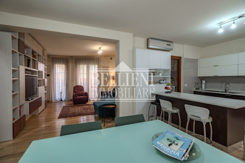 SAN MARCO: Proponiamo in vendita in un contesto moderno una casa a schiera di testa con ampio gia...