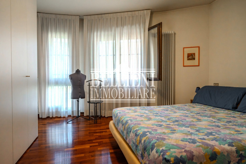 SAN MARCO: Proponiamo in vendita in un contesto moderno una casa a schiera di testa con ampio gia...