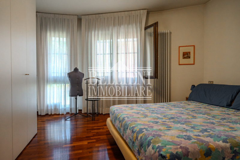 SAN MARCO: Proponiamo in vendita in un contesto moderno una casa a schiera di testa con ampio gia...