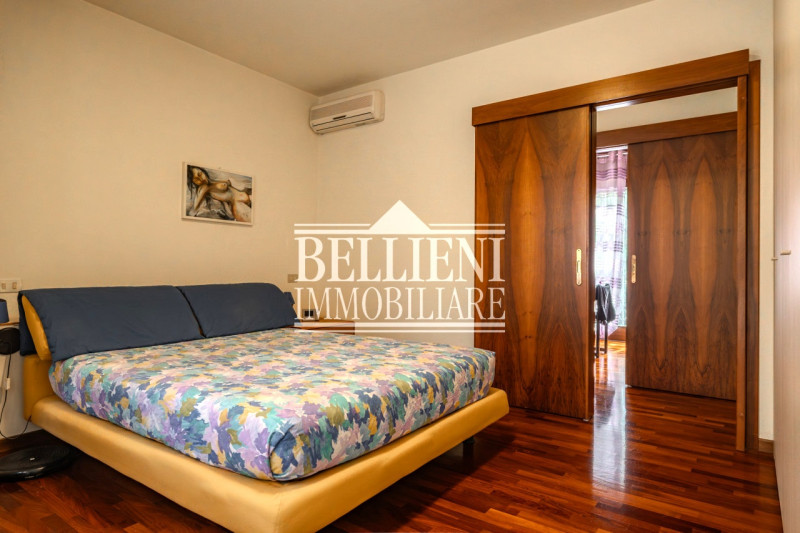 SAN MARCO: Proponiamo in vendita in un contesto moderno una casa a schiera di testa con ampio gia...
