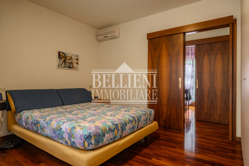 SAN MARCO: Proponiamo in vendita in un contesto moderno una casa a schiera di testa con ampio gia...