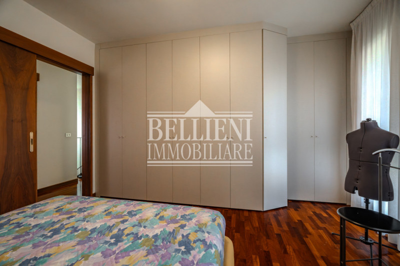 SAN MARCO: Proponiamo in vendita in un contesto moderno una casa a schiera di testa con ampio gia...