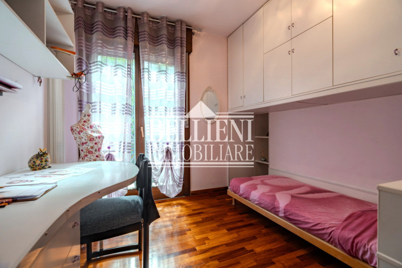 SAN MARCO: Proponiamo in vendita in un contesto moderno una casa a schiera di testa con ampio gia...