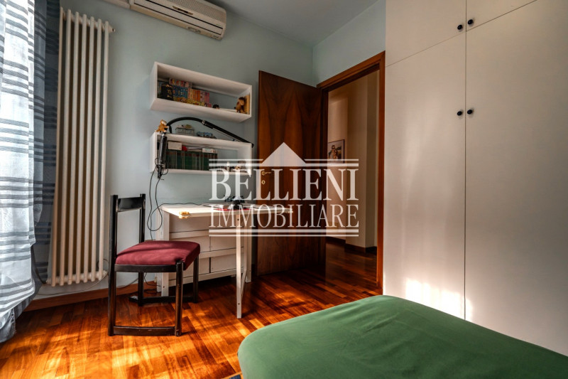 SAN MARCO: Proponiamo in vendita in un contesto moderno una casa a schiera di testa con ampio gia...