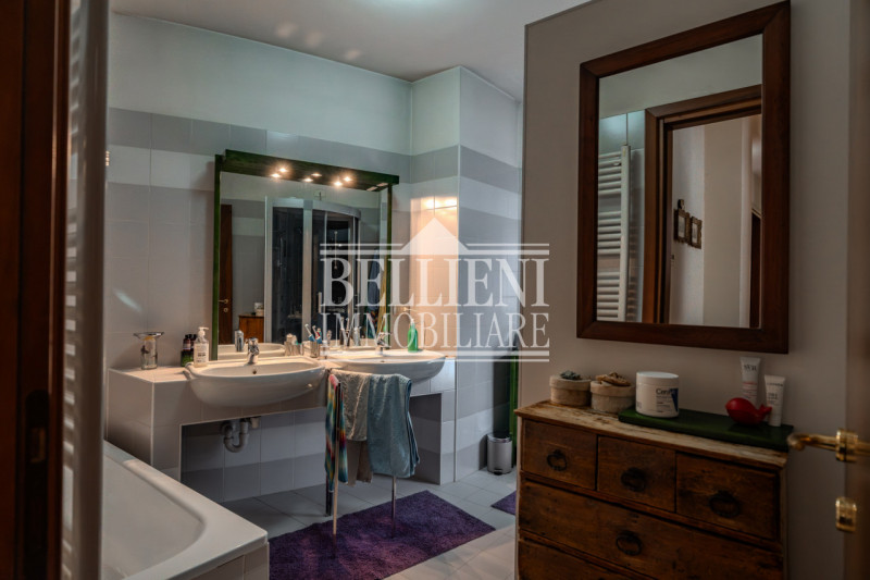 SAN MARCO: Proponiamo in vendita in un contesto moderno una casa a schiera di testa con ampio gia...