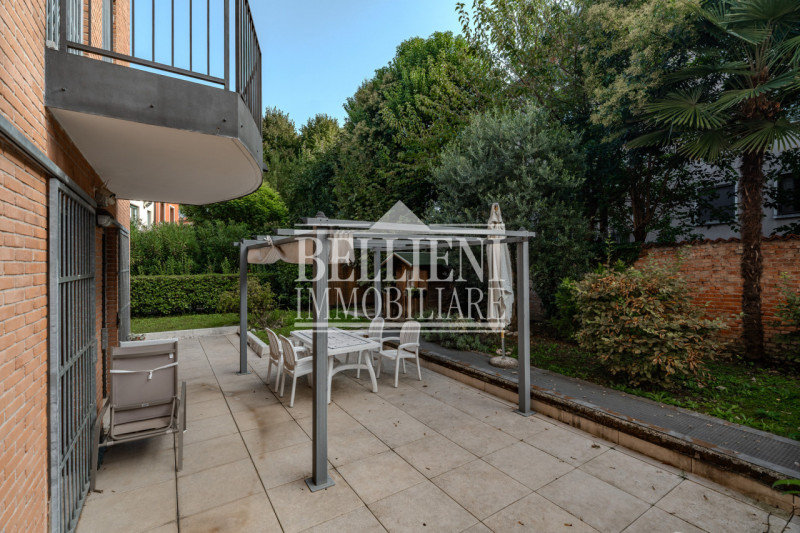 SAN MARCO: Proponiamo in vendita in un contesto moderno una casa a schiera di testa con ampio gia...