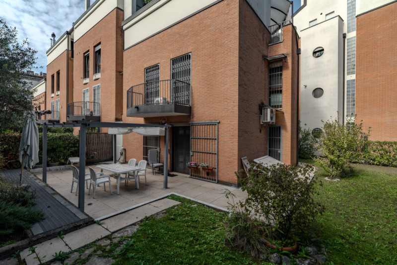 SAN MARCO: Proponiamo in vendita in un contesto moderno una casa a schiera di testa con ampio gia...