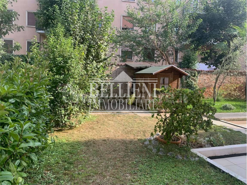 SAN MARCO: Proponiamo in vendita in un contesto moderno una casa a schiera di testa con ampio gia...