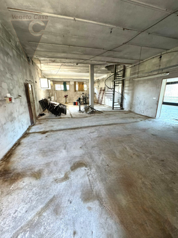 A Saonara, proponiamo immobile composto da 3 appartamenti di cui 2 al piano primo e laboratorio a...