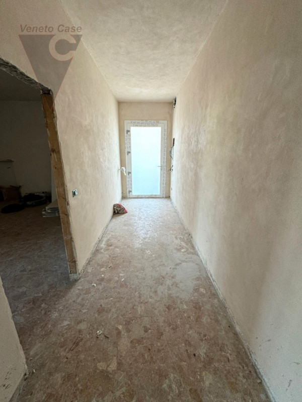 A Saonara, proponiamo immobile composto da 3 appartamenti di cui 2 al piano primo e laboratorio a...