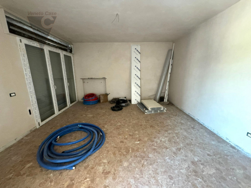 A Saonara, proponiamo immobile composto da 3 appartamenti di cui 2 al piano primo e laboratorio a...