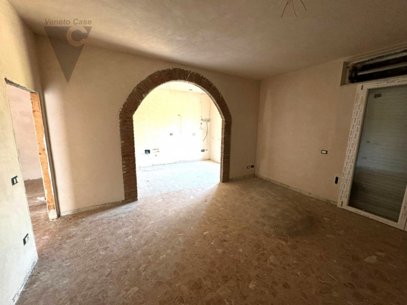 A Saonara, proponiamo immobile composto da 3 appartamenti di cui 2 al piano primo e laboratorio a...