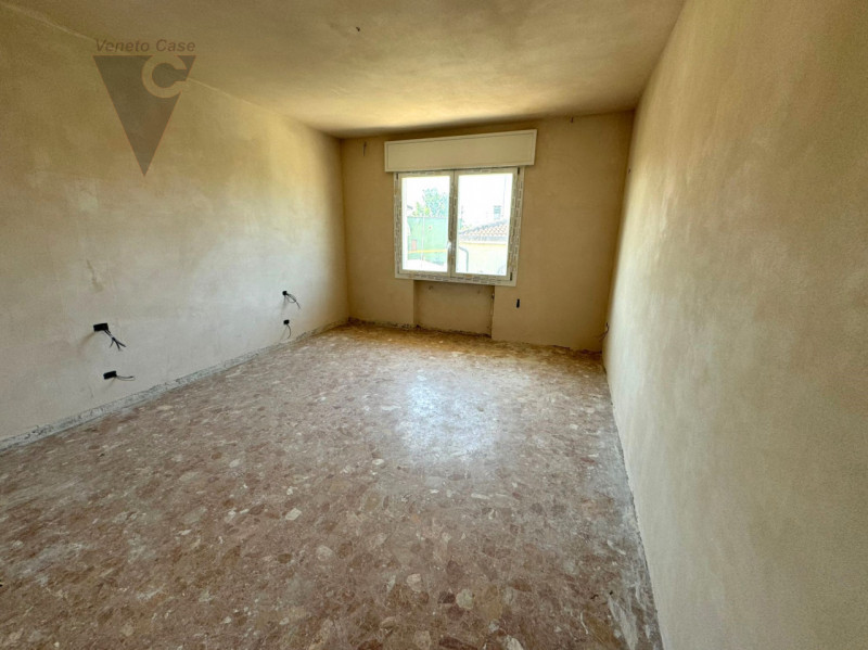 A Saonara, proponiamo immobile composto da 3 appartamenti di cui 2 al piano primo e laboratorio a...