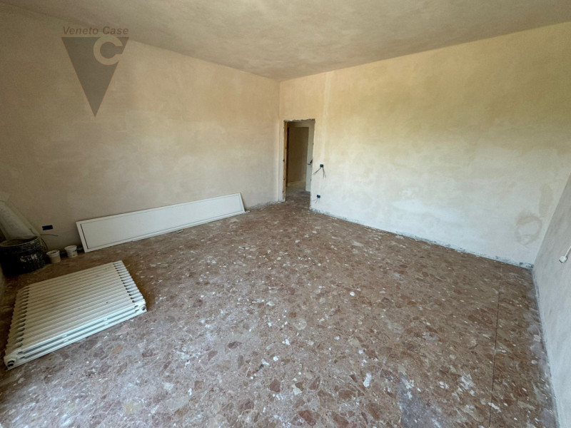 A Saonara, proponiamo immobile composto da 3 appartamenti di cui 2 al piano primo e laboratorio a...