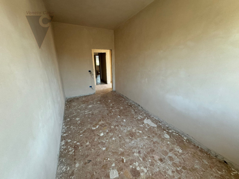 A Saonara, proponiamo immobile composto da 3 appartamenti di cui 2 al piano primo e laboratorio a...