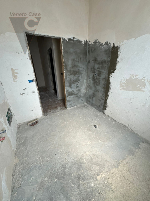 A Saonara, proponiamo immobile composto da 3 appartamenti di cui 2 al piano primo e laboratorio a...