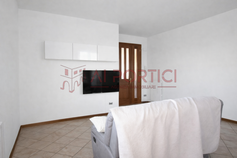 Comune di PIOVE DI SACCO – VILLETTA A SCHIERA porzione di testa arredata e caratterizzata da ingr...