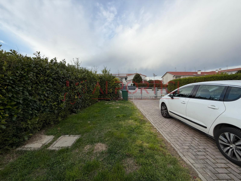 Comune di PIOVE DI SACCO – VILLETTA A SCHIERA porzione di testa arredata e caratterizzata da ingr...