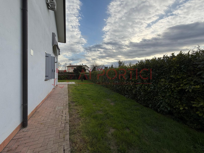 Comune di PIOVE DI SACCO – VILLETTA A SCHIERA porzione di testa arredata e caratterizzata da ingr...