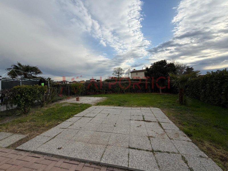 Comune di PIOVE DI SACCO – VILLETTA A SCHIERA porzione di testa arredata e caratterizzata da ingr...