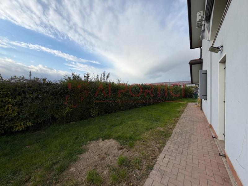 Comune di PIOVE DI SACCO – VILLETTA A SCHIERA porzione di testa arredata e caratterizzata da ingr...