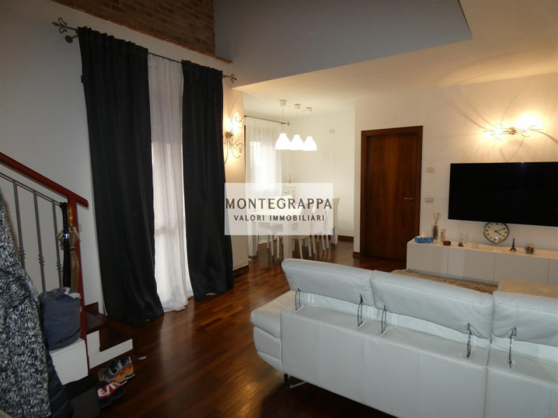 In vendita raffinato appartamento su due livelli, situato all'ultimo piano di una palazzina di so...